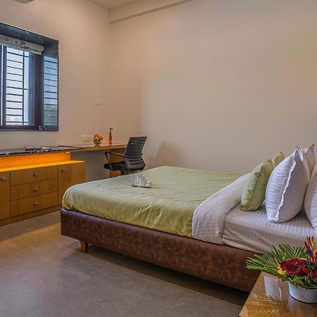 נאסיק Stayvista'S Le Bon Horizon - Hillside Elegance With Chic Interiors, Poolside Serenity & Picturesque Gazebo - Proximity To Sula מראה חיצוני תמונה