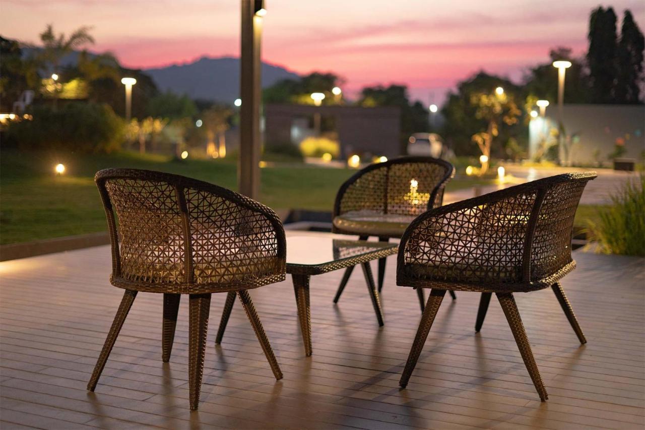 נאסיק Stayvista'S Le Bon Horizon - Hillside Elegance With Chic Interiors, Poolside Serenity & Picturesque Gazebo - Proximity To Sula מראה חיצוני תמונה