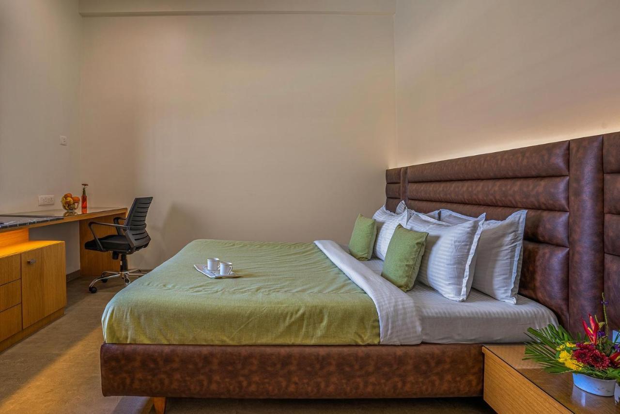 נאסיק Stayvista'S Le Bon Horizon - Hillside Elegance With Chic Interiors, Poolside Serenity & Picturesque Gazebo - Proximity To Sula מראה חיצוני תמונה