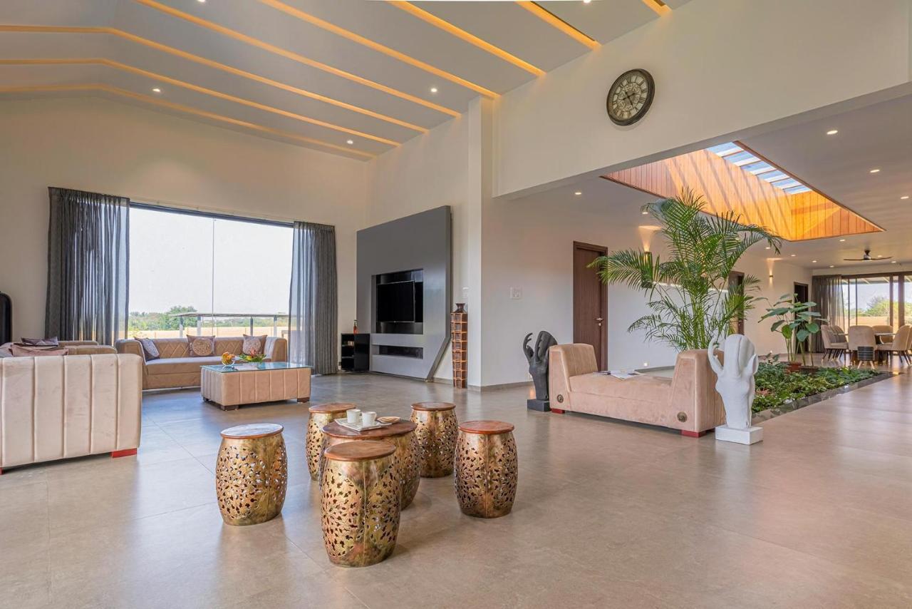 נאסיק Stayvista'S Le Bon Horizon - Hillside Elegance With Chic Interiors, Poolside Serenity & Picturesque Gazebo - Proximity To Sula מראה חיצוני תמונה