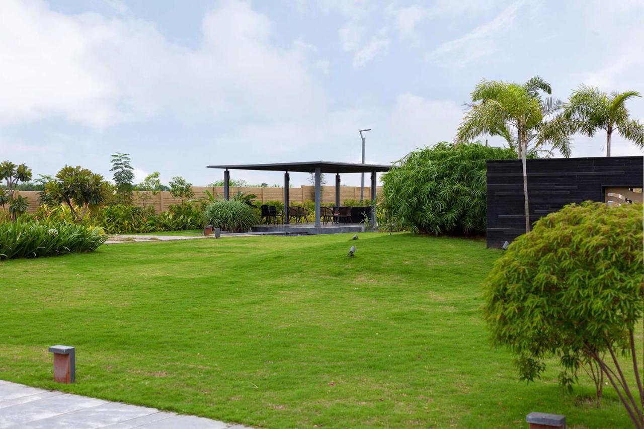 נאסיק Stayvista'S Le Bon Horizon - Hillside Elegance With Chic Interiors, Poolside Serenity & Picturesque Gazebo - Proximity To Sula מראה חיצוני תמונה